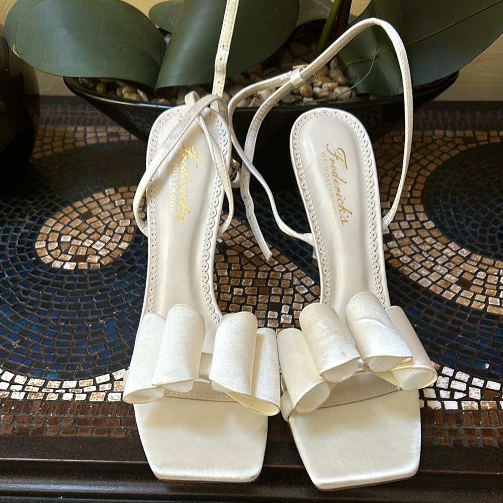 Fredrick’s of Hollywood Julienne Bow Ivory Open Toe Ankle Strap Stiletto Heels 9 - Picture 4 of 16